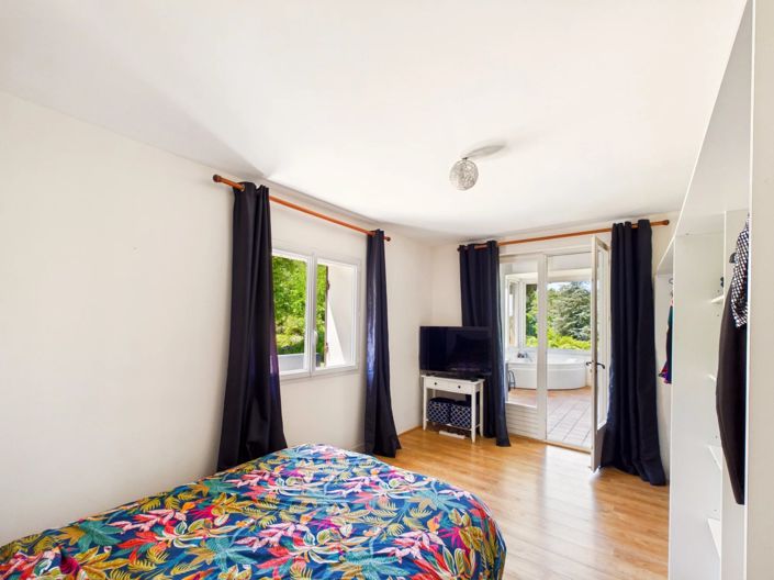 Image No.7-8 Bed House for sale
