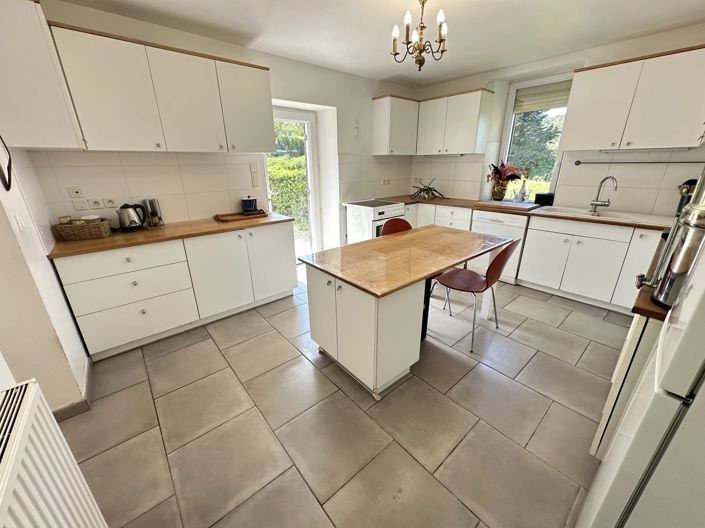 Image No.4-8 Bed House for sale