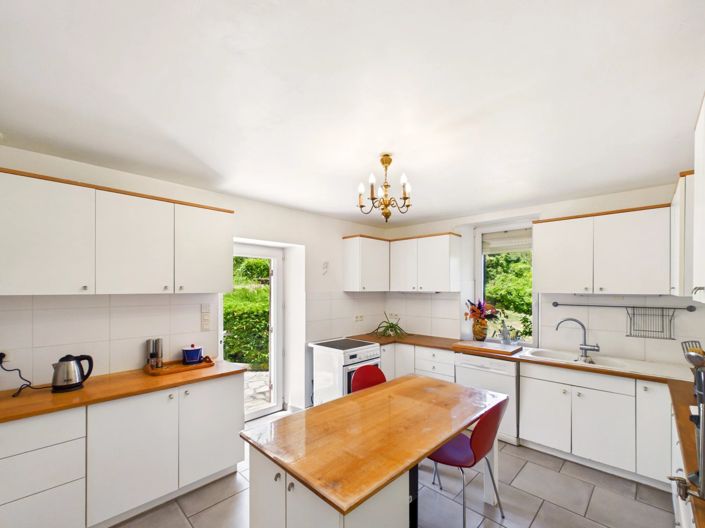Image No.4-8 Bed House for sale