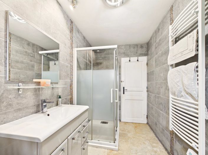 Image No.10-11 Bed House for sale