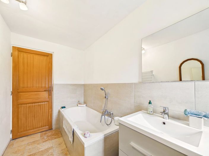 Image No.8-11 Bed House for sale