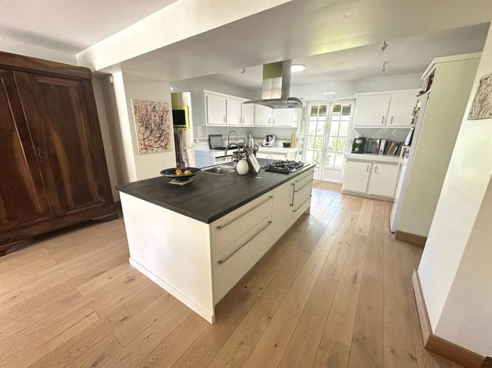 Image No.4-8 Bed House for sale
