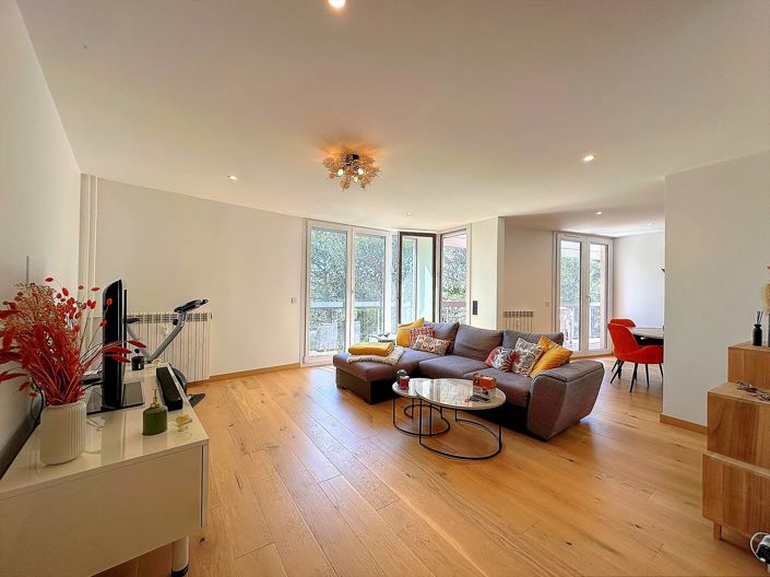 Image No.10-3 Bed Property for sale