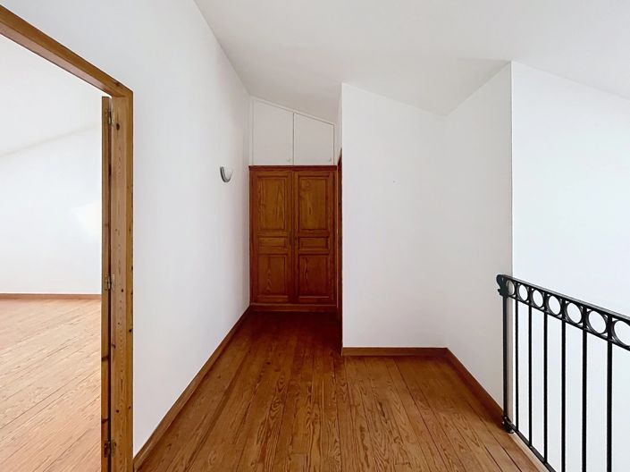 Image No.12-3 Bed Property for sale