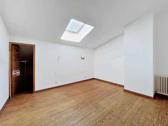 Image No.13-3 Bed Property for sale
