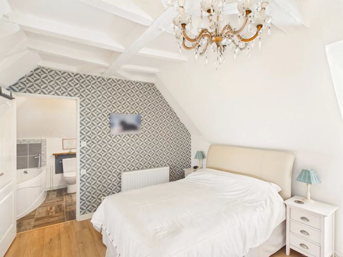 Image No.8-10 Bed House for sale