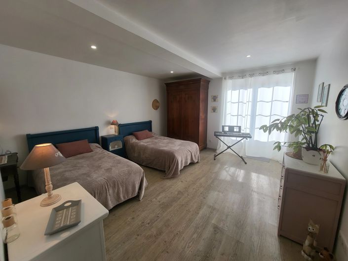 Image No.6-4 Bed House for sale