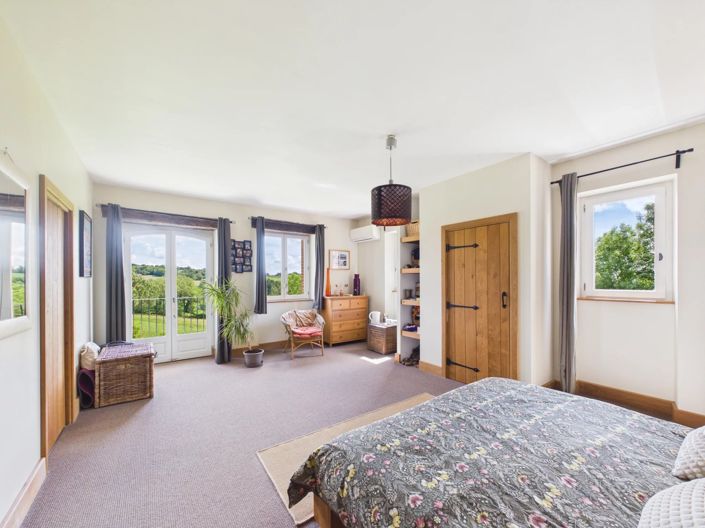 Image No.8-6 Bed House for sale