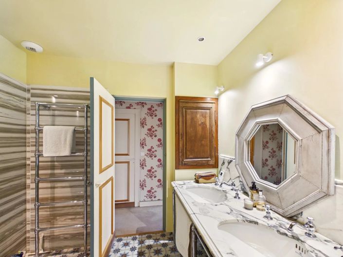 Image No.8-6 Bed House for sale