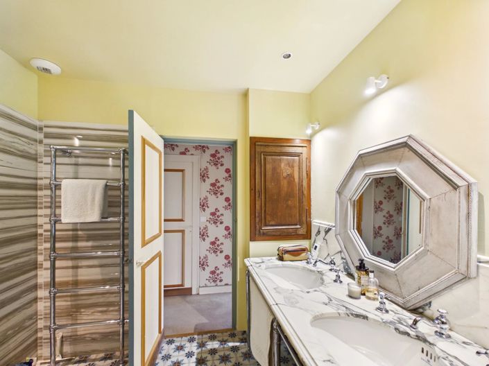 Image No.8-6 Bed House for sale