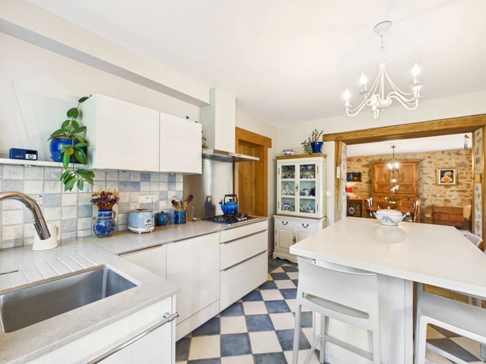 Image No.7-5 Bed House for sale