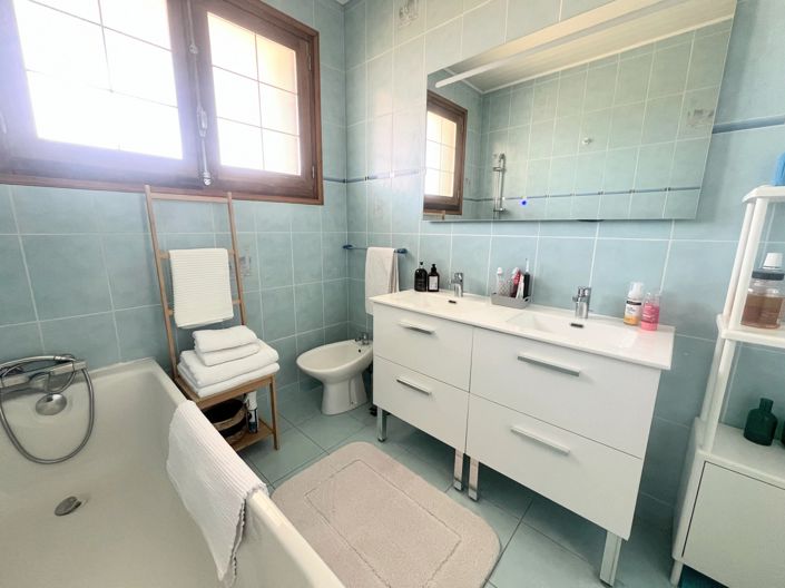 Image No.15-4 Bed House for sale