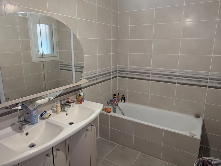 Image No.11-3 Bed House for sale