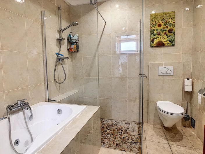 Image No.7-6 Bed House for sale
