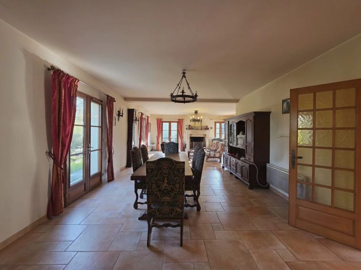 Image No.6-8 Bed House for sale
