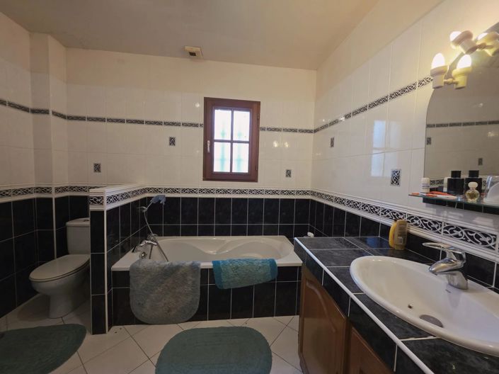 Image No.9-8 Bed House for sale