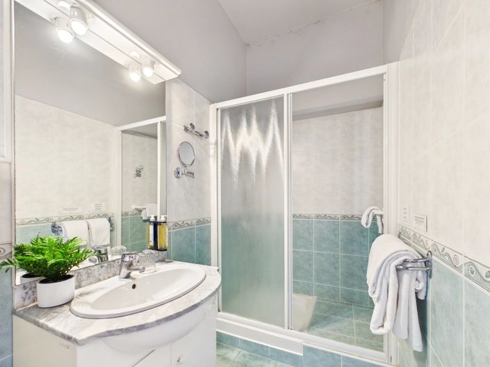 Image No.11-22 Bed Commercial for sale