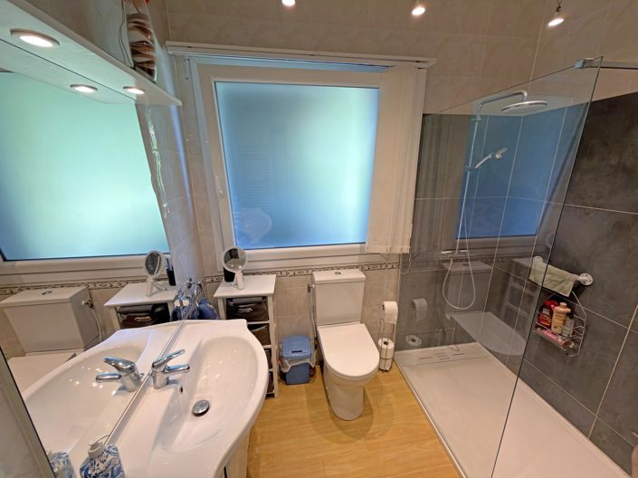 Image No.9-5 Bed House for sale