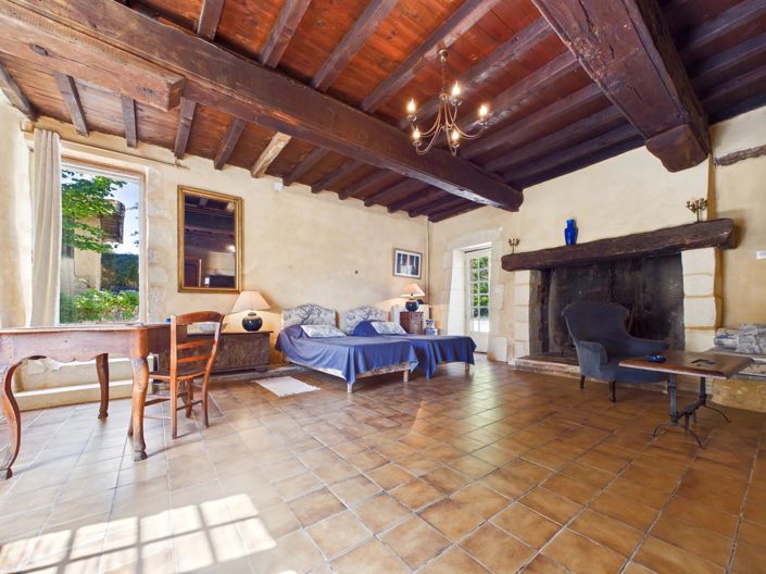 Image No.8-8 Bed House for sale
