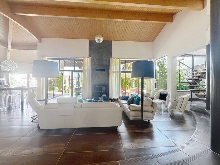 Image No.2-4 Bed House for sale