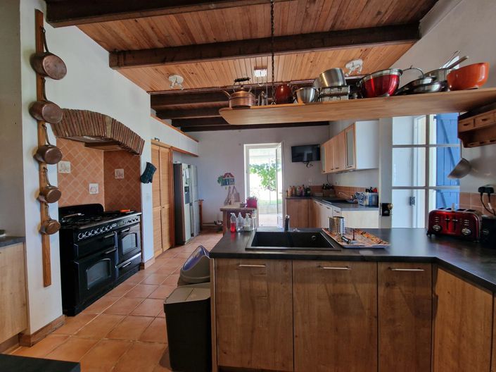 Image No.6-8 Bed House for sale