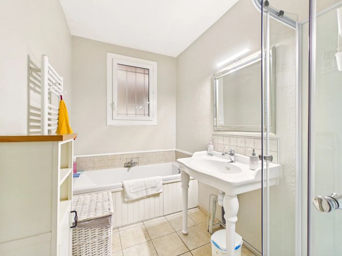 Image No.10-6 Bed House for sale