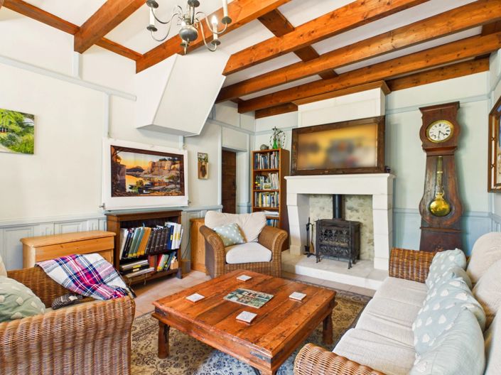 Image No.8-6 Bed House for sale