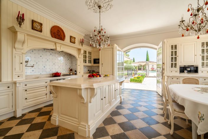 Image No.10-7 Bed Property for sale