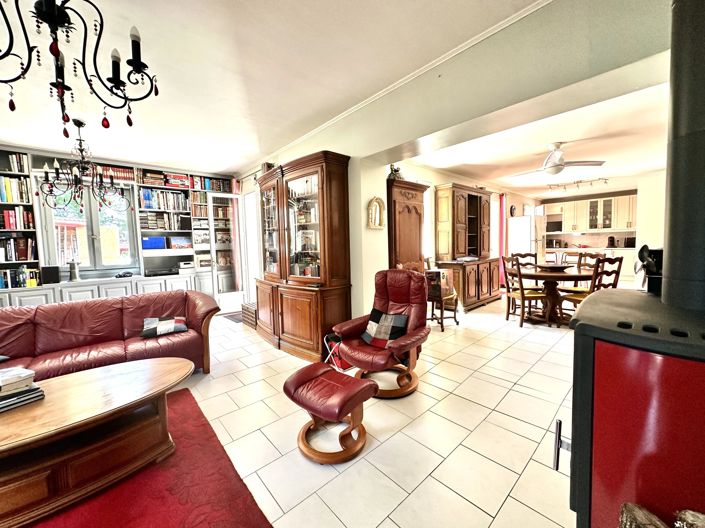 Image No.8-3 Bed House for sale