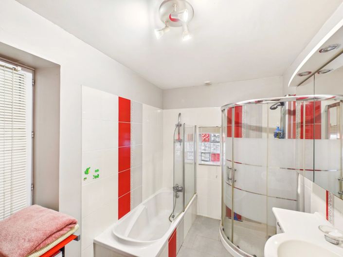 Image No.8-5 Bed House for sale