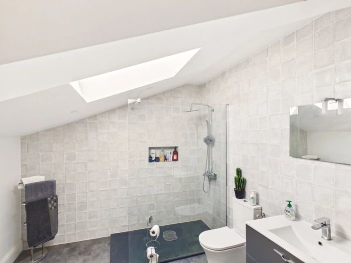 Image No.9-6 Bed House for sale