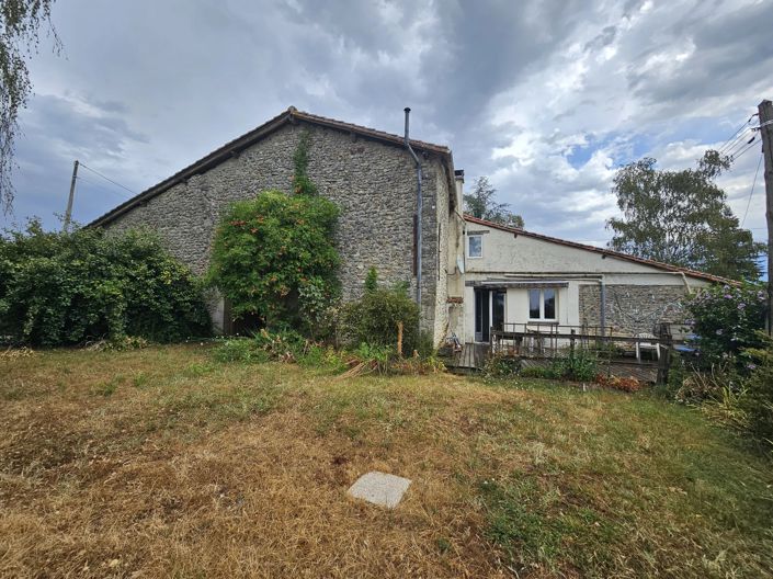 Detached Hamlet Home with Attached Barn and Excellent Potential