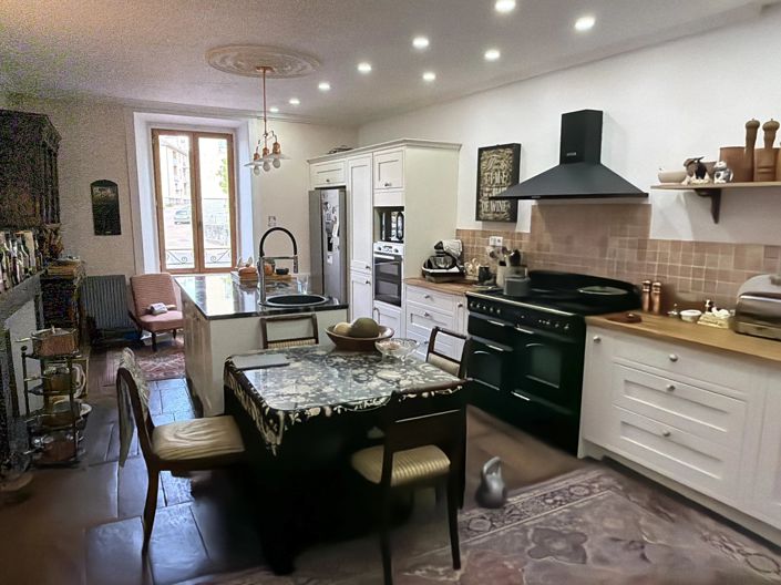 Image No.5-8 Bed House for sale