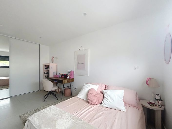 Image No.10-4 Bed House for sale