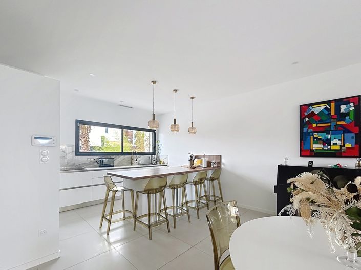 Image No.8-4 Bed House for sale
