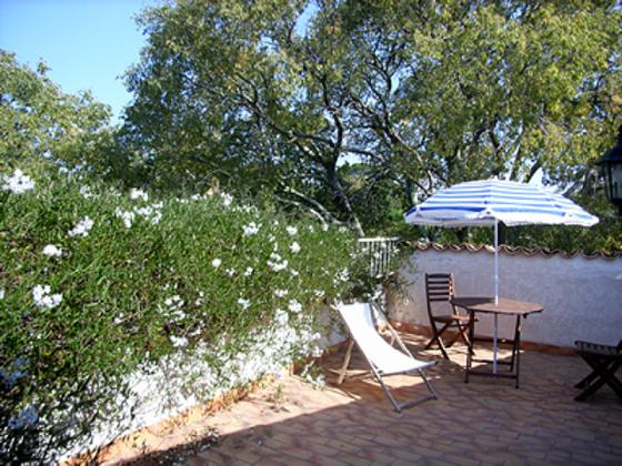 Annexe Of A Former Priory, Converted Into A Furnished Apartment Among 12 Other Small Stone Residence