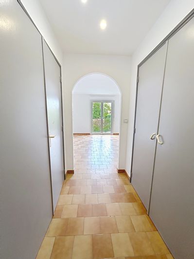 Image No.9-6 Bed House for sale