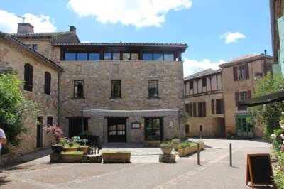 1 - Tarn, Commercial