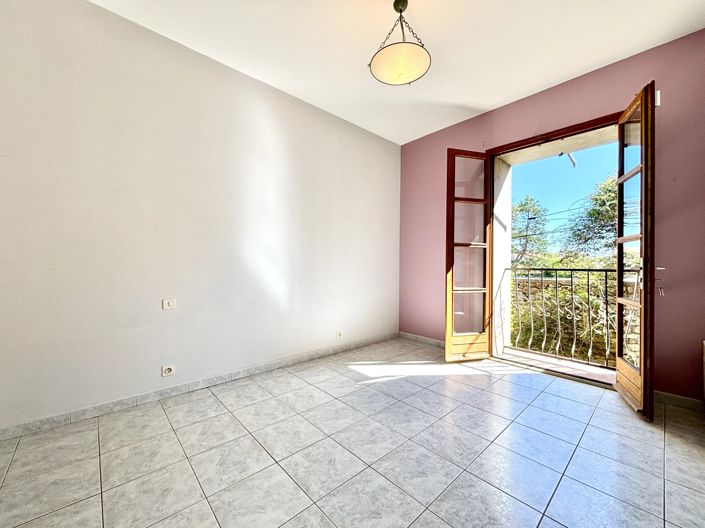 Image No.6-6 Bed House for sale