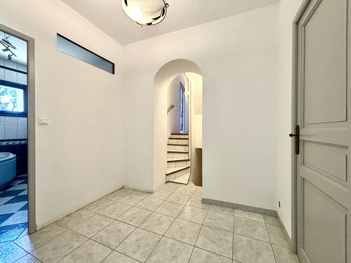 Image No.9-6 Bed House for sale