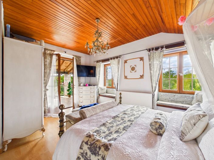 Image No.9-5 Bed House for sale