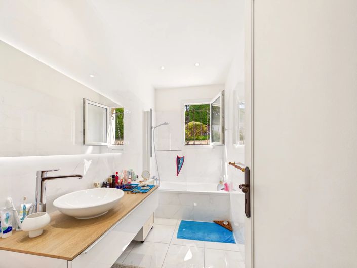 Image No.8-3 Bed House for sale