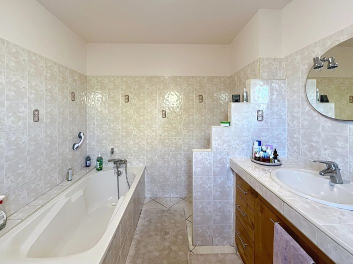 Image No.8-4 Bed House for sale