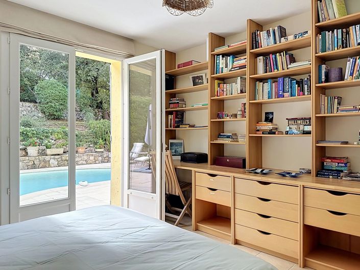 Image No.8-5 Bed House for sale