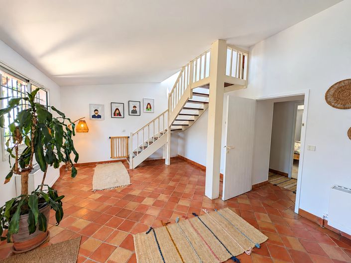 Image No.9-5 Bed House for sale