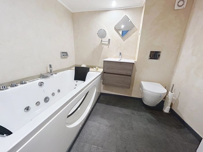 Image No.7-2 Bed Property for sale