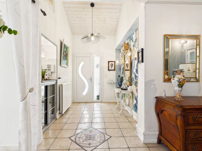 Image No.6-5 Bed House for sale