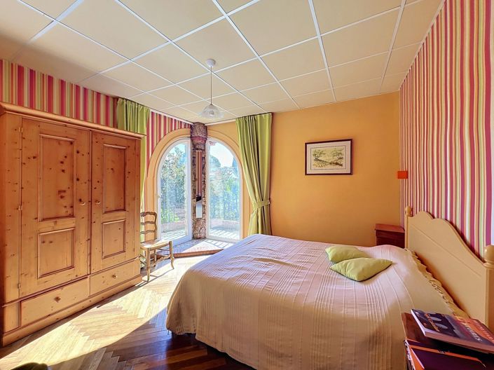 Image No.8-5 Bed House for sale