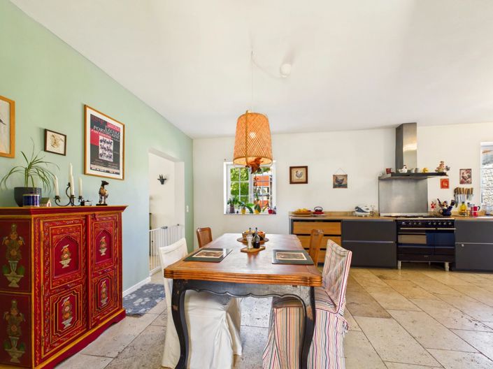 Image No.8-8 Bed House for sale