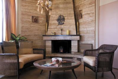 sitting-area-with-fireplace-837